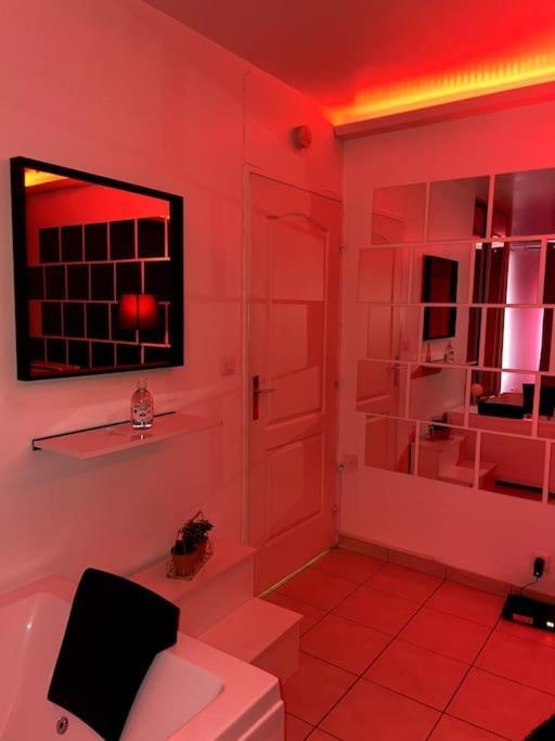 Апартаменты Jeu De Regards - Jacuzzi/Balneo Courcouronnes Экстерьер фото