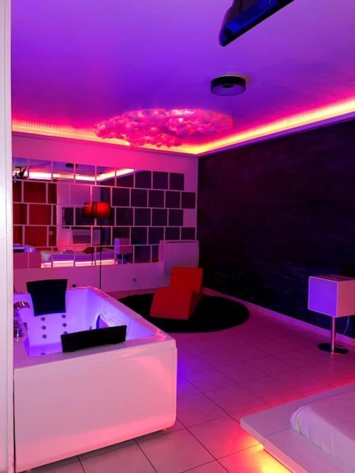 Апартаменты Jeu De Regards - Jacuzzi/Balneo Courcouronnes Экстерьер фото
